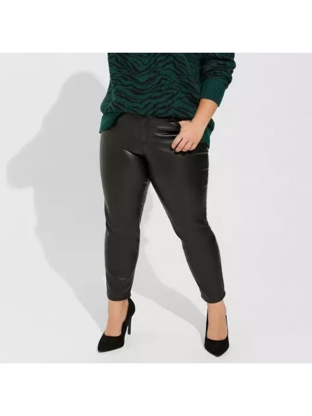 28 S • Torrid • Perfect Skinny Faux Leather Mid Rise Pant - Short